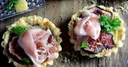 Mini tarty z szynką parmeńską, serem i figami