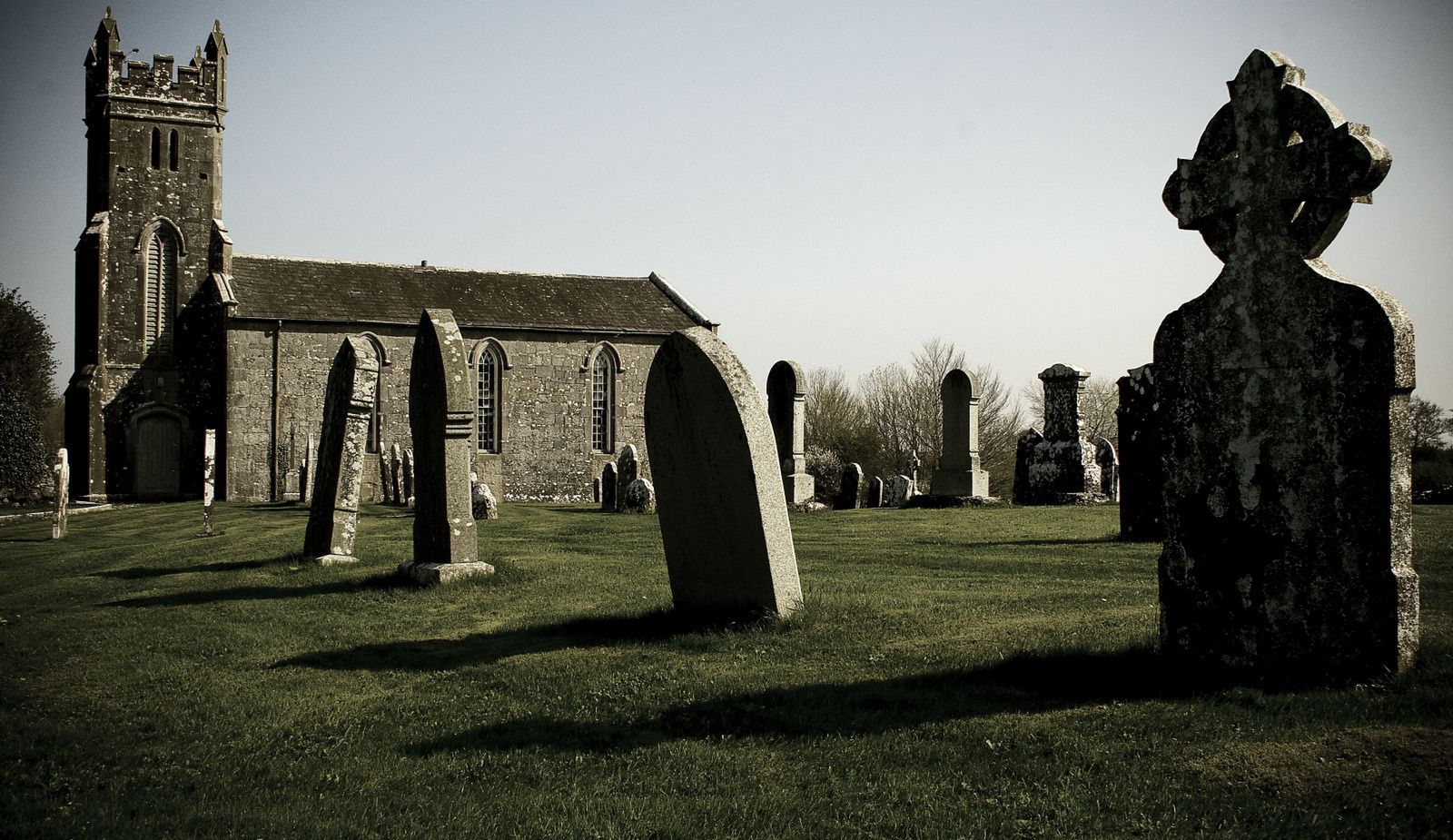 Szukali na cmentarzu zjawisk paranormalnych. A znaleźli...