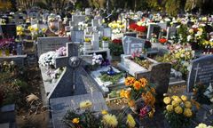 Martwy noworodek na cmentarzu. Obok znaleziono nadpalone ubrania