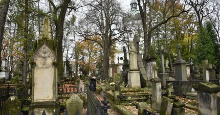 Na Powązkach zdewastowano nagrobki. Brakuje metalowych liter