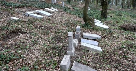 Uszkodzono 130 zabytkowych nagrobków. Sprawcy mają 11 i 12 lat