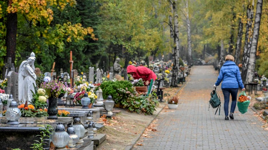 Z nagrobków znikają głównie znicze i kwiaty