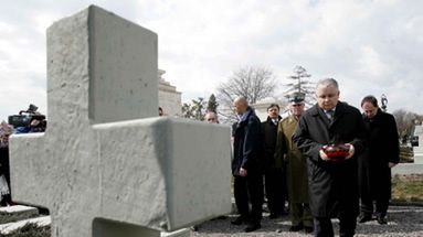 Prezydent zapalił znicz na bezimiennej mogile na Cmentarzu Orląt we Lwowie