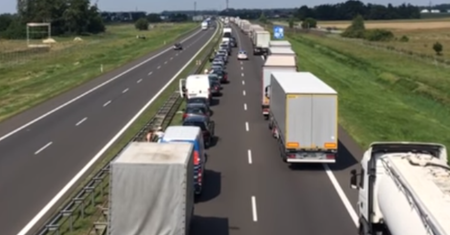 Piękne zachowanie kierowców na autostradzie. Utworzyli potrzebny korytarz życia