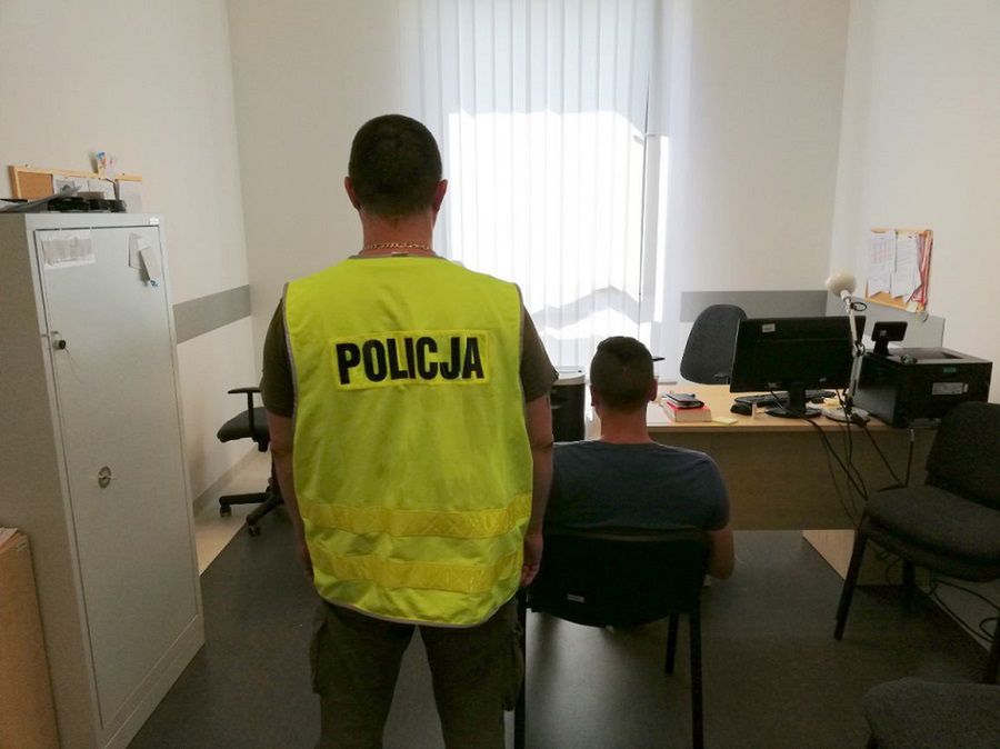 Policja zatrzymała 18-latka. Dwukrotnie podpalił ołtarz