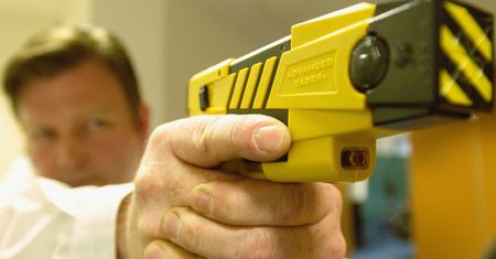 Policja przesadziła, kobieta straciła dziecko. Pokazali, jak rażą prądem ciężarną