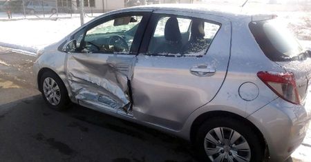 Drzwi samochodu były przyklejone taśmą. Policjantom tłumaczyła, że takie auto kupiła