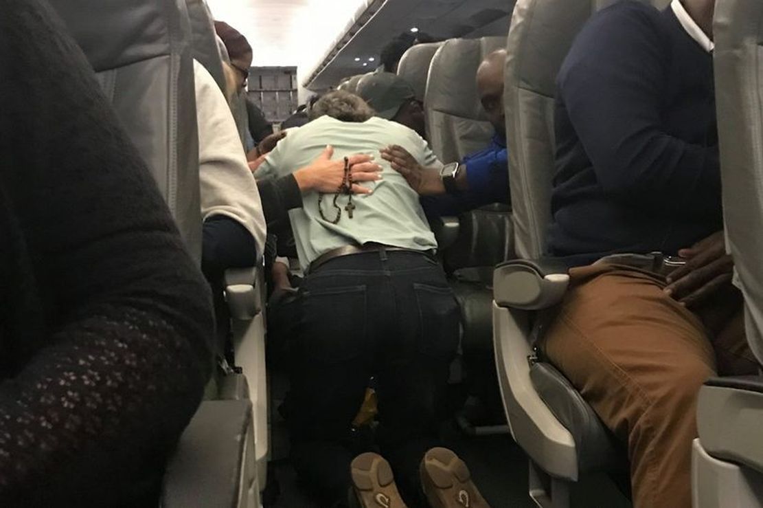Przestała oddychać w samolocie. Pasażerowie zbudowali jej aparat oddechowy