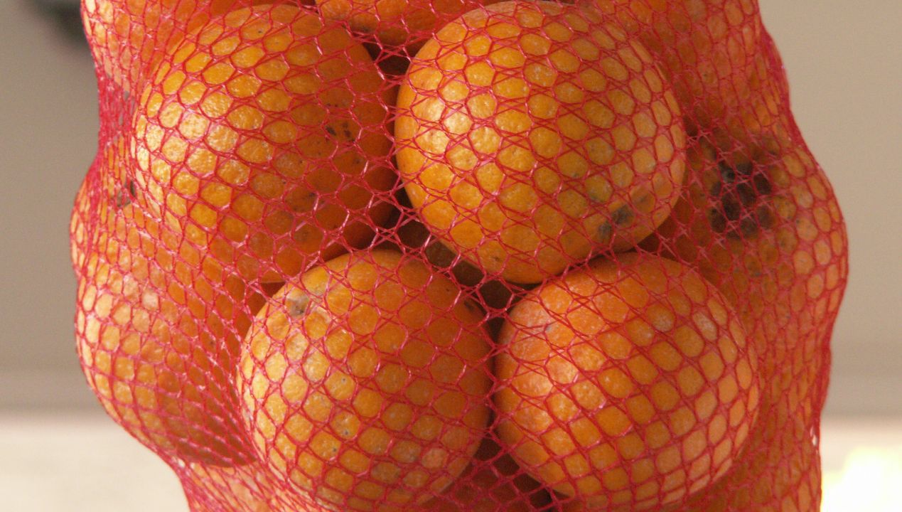 Oto powód, dlaczego pomarańcze sprzedaje się w czerwonych siatkach!