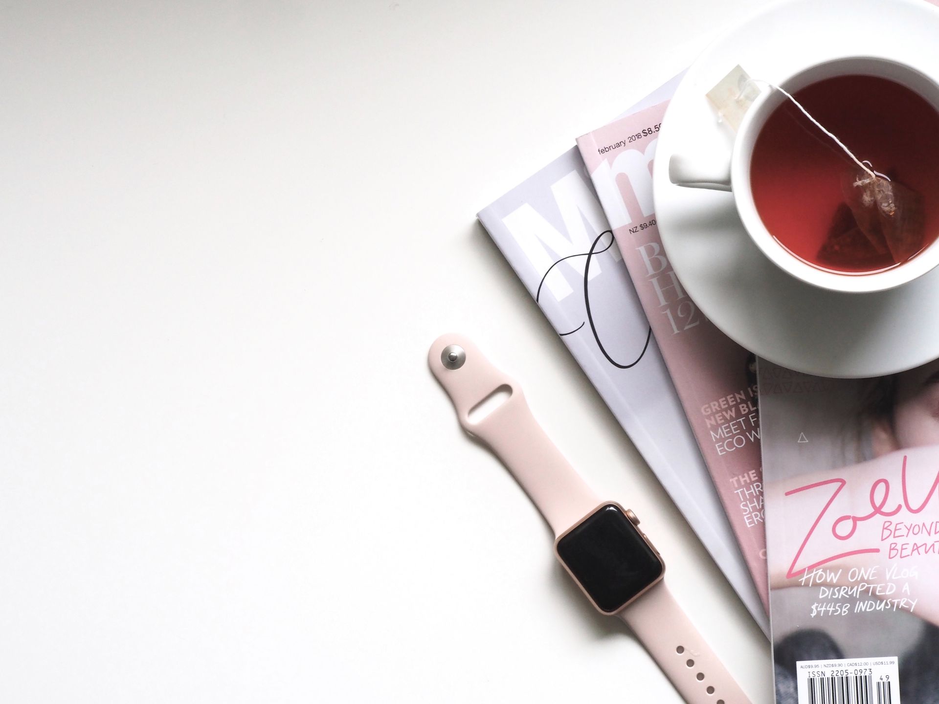smartwatch z różowym paskiem 