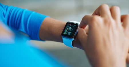 Smartwatch, opaska sportowa czy zegarek analogowy – na co się zdecydować?