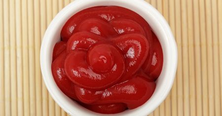 Przypalony spód patelni? Potrzebujesz tylko trochę ketchupu