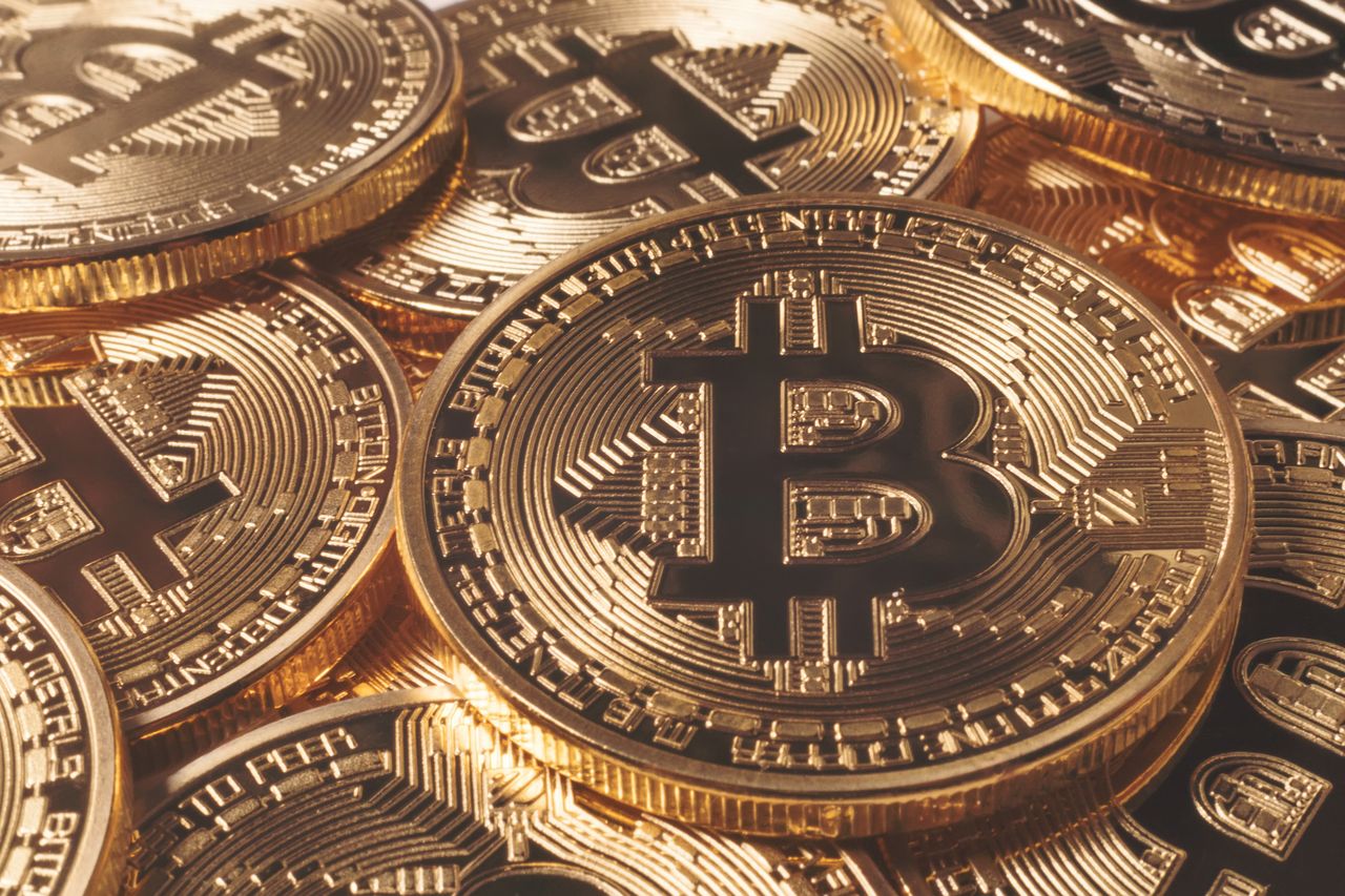 Bitcoin z ogromnymi spadkami. Kryptowaluta tańsza o 1000 dolarów