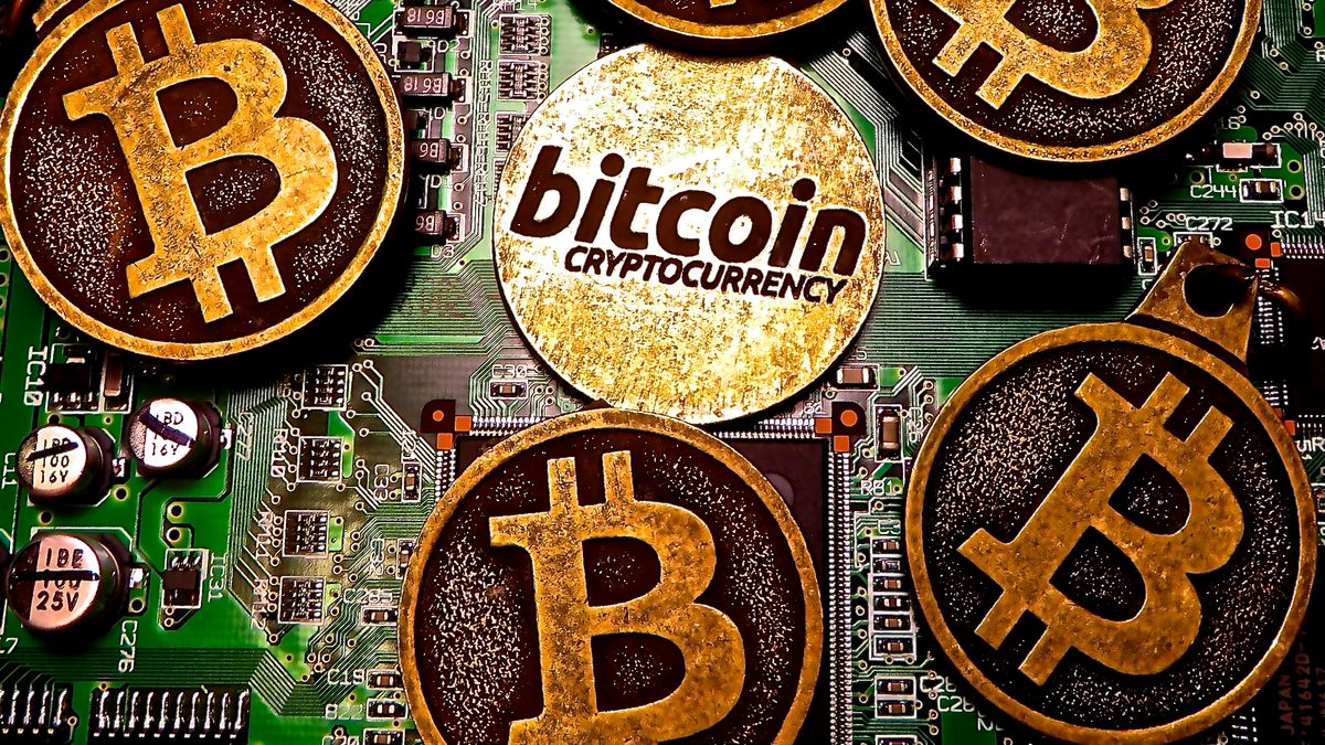 Wizualizacja bitcoinów, które w praktyce są tylko zapisem cyfrowym w komputerze lub telefonie.