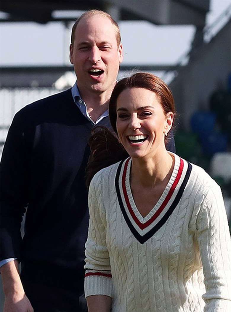 Księżna Kate gra z dziećmi w piłkę w Belfaście