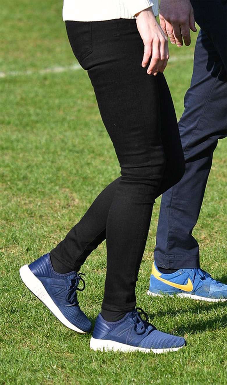 Księżna Kate gra z dziećmi w piłkę w Belfaście