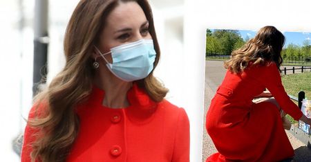 Księżna Kate w dniu premiery swojej książki zadała szyku w eleganckim płaszczu. Nie możemy oderwać wzroku od jej szczupłej sylwetki