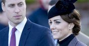 Kate Middleton w kraciastej garsonce Michaela Korsa