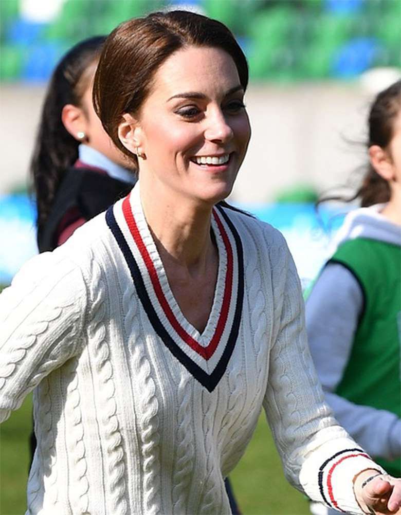 Księżna Kate gra z dziećmi w piłkę w Belfaście