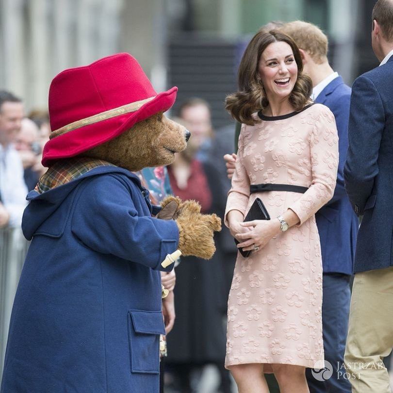 Szczęśliwa księżna Kate w różowej sukience