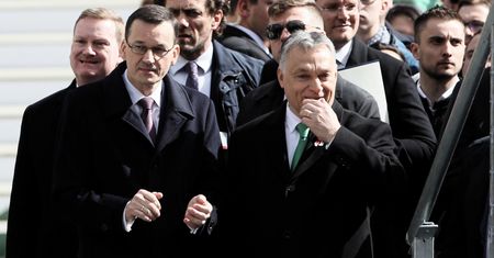 Węgry. Morawiecki świętuje z Orbanem. "Polacy dali nam Jana Pawła II i "Solidarność"