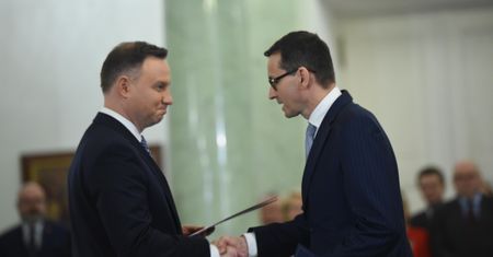 "Co za wstyd!". Internet drwi z PiS po "sankcjach" dla Polski