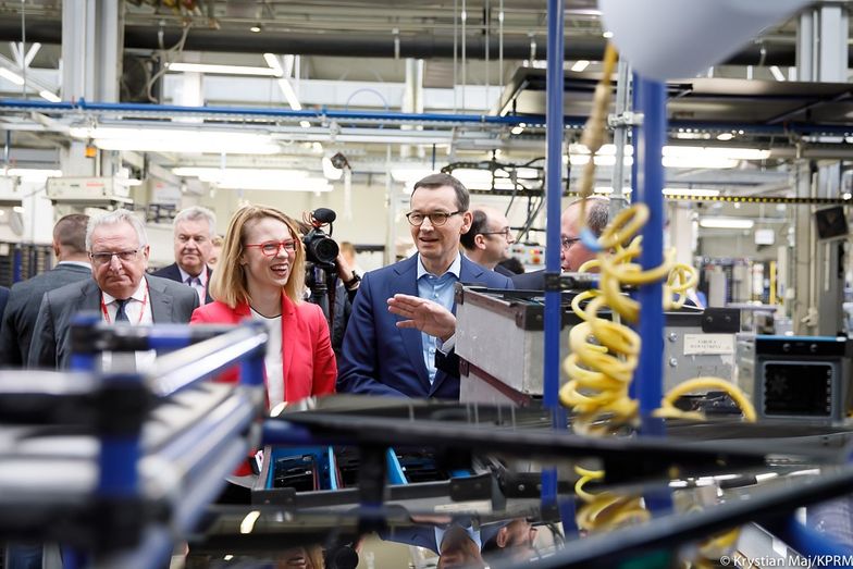 Premier Morawiecki w trakcie wizyty w fabryce firmy Amica. 