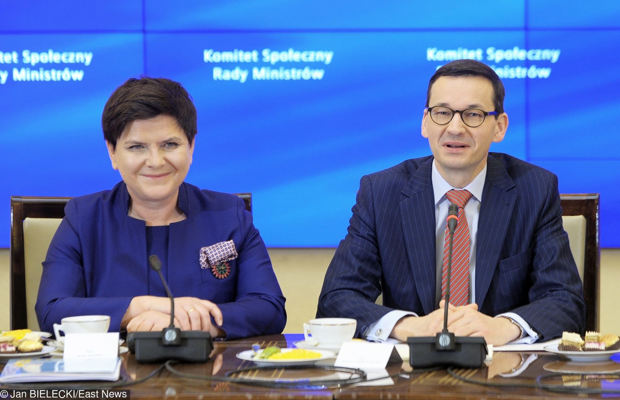 Przed rekonstrukcją rządu nastąpiło gigantyczne premiowanie urzędników.