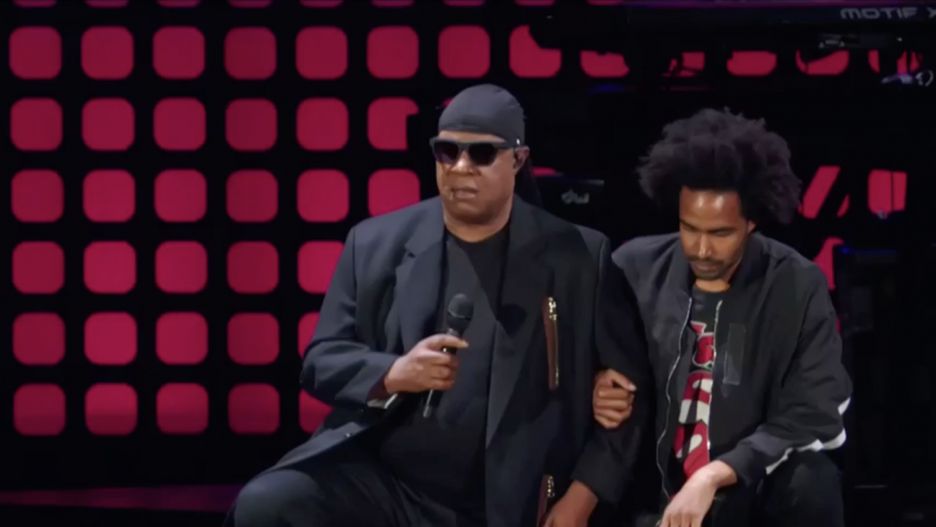 Stevie Wonder klękający w proteście przeciwko działaniom prezydenta Trumpa.