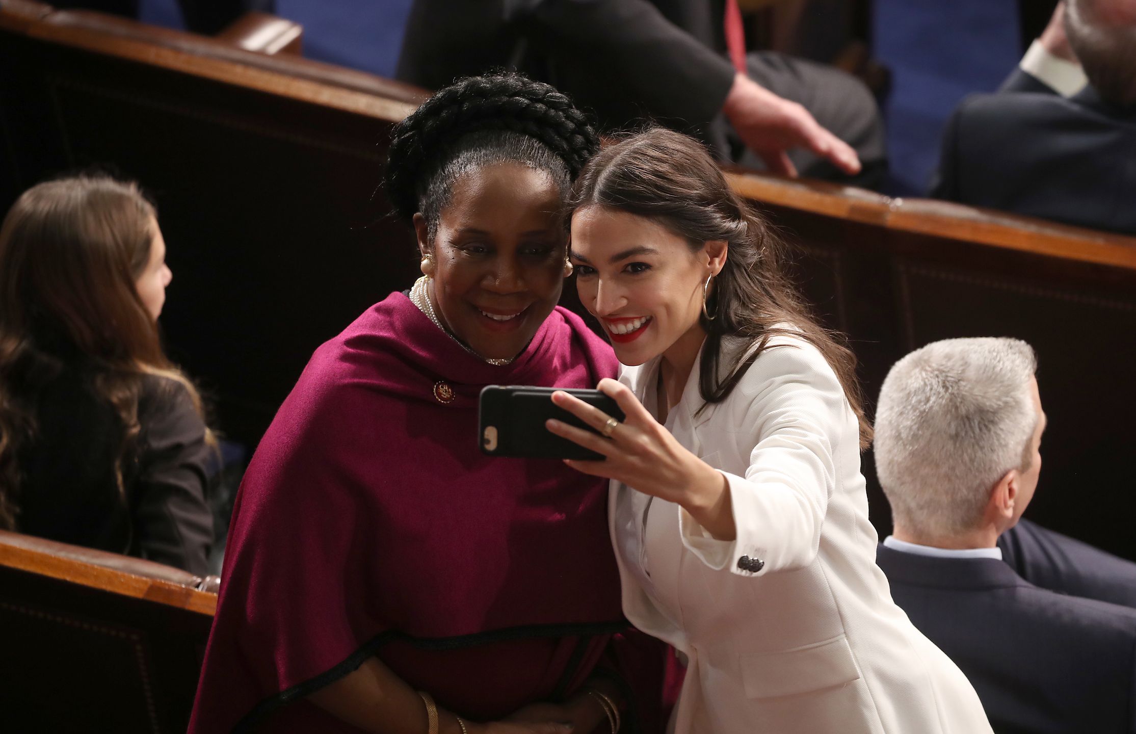 Alexandria Ocasio-Cortez popularność buduje na Instagramie i Twitterze