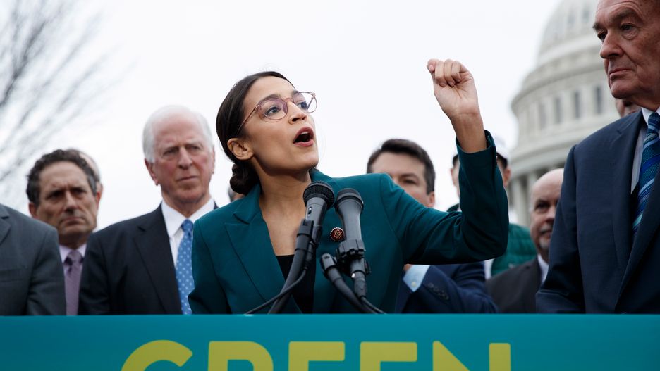 Alexandria Ocasio-Cortez przed Kapitolem