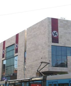 Wrocław: banery w kształcie swastyki. Szokująca promocja spektaklu
