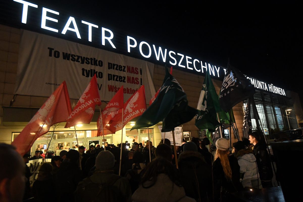 "Zamieszki zagrażały życiu i zdrowiu uczestników". Teatr Powszechny pokazuje swoją wersję wydarzeń ws. spektaklu "Klątwa" w Warszawie