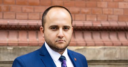 Szczecin w trosce o jeże rezygnuje z grabienia liści. Zdziwiony Dariusz Matecki pisze interpelację