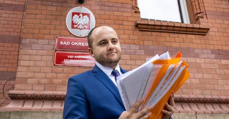 Kontrowersyjny bloger PiS nadal pracuje dla resortu sprawiedliwości