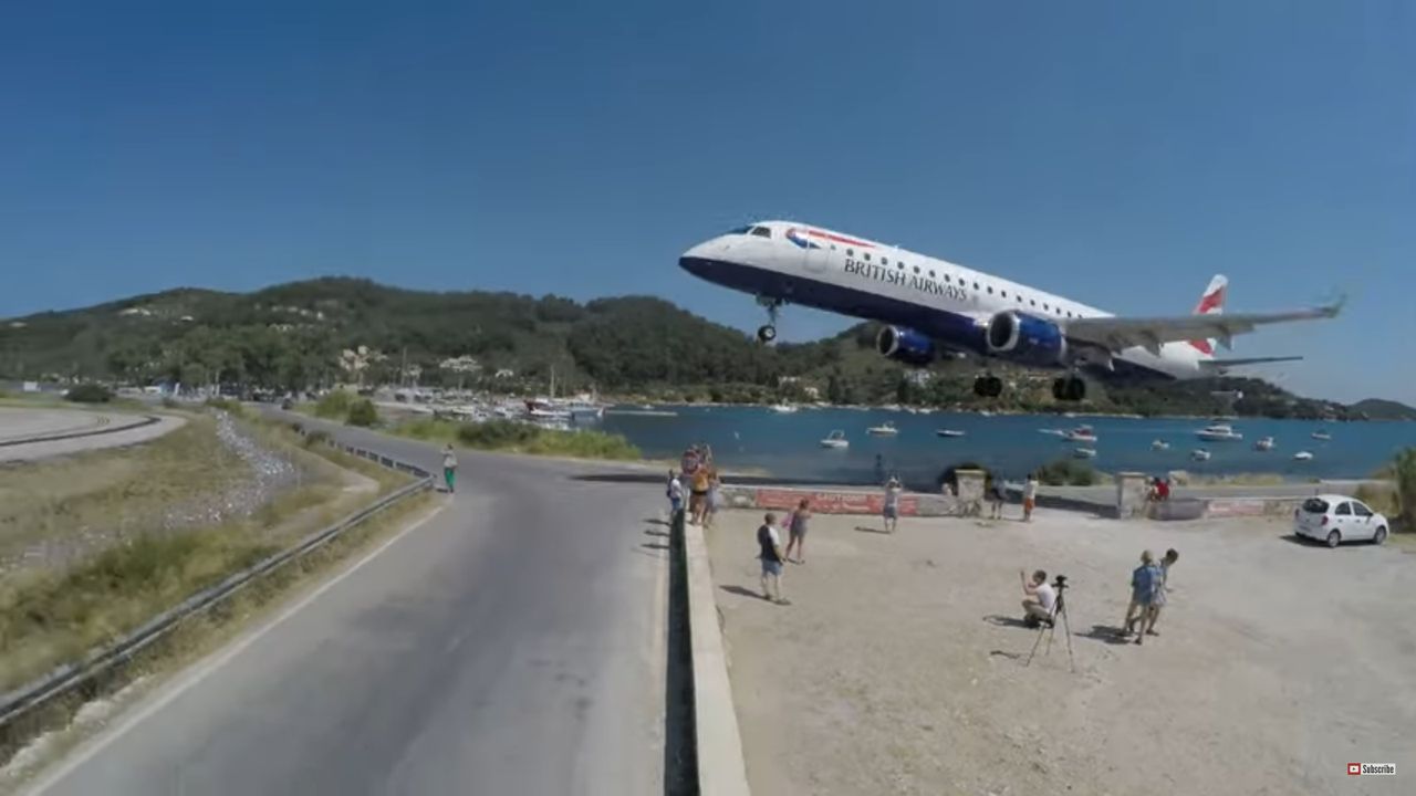 Samoloty w obiektywach turystów. Niebezpieczna praktyka na greckiej wyspie Skiathos