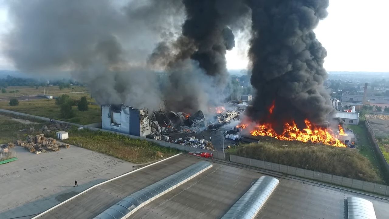 Myszków: Ogromny pożar w zakładzie recyklingu. Strażacy opanowali ogień