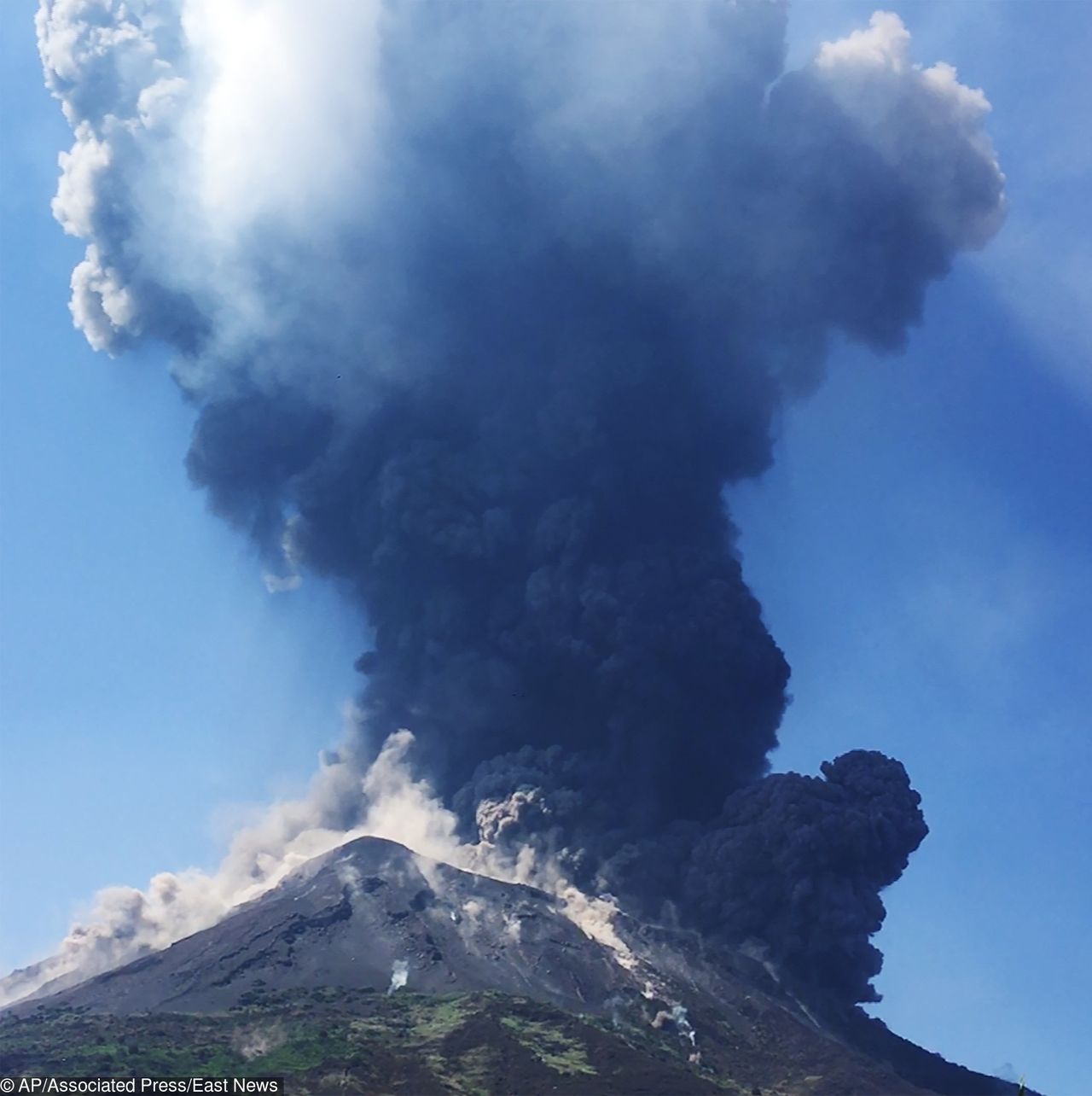 Stromboli. Pióropusz dymu osiągnął wysokość 2 km [Zobacz wideo]