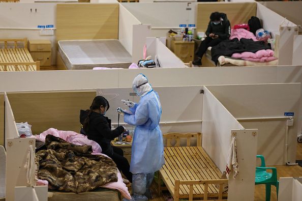 Chiny otwierają szpital obsługiwany przez roboty. Będą leczyły koronawirusa 