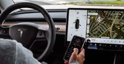 Tesla: Użytkownicy testują nową funkcję i sprawdzają, czy samochód ich przejedzie [Zobacz wideo]