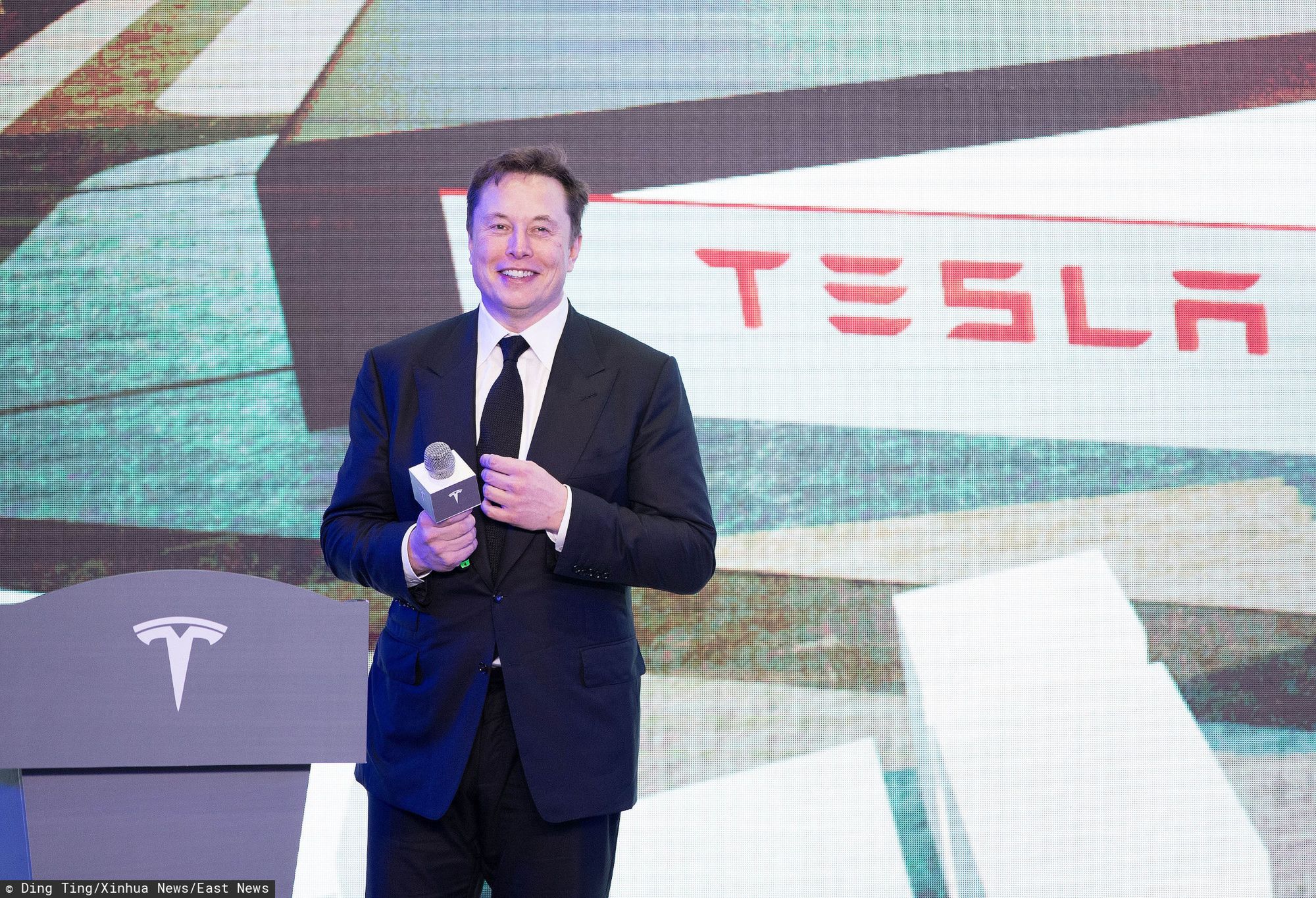 Tesla produkuje respiratory. 