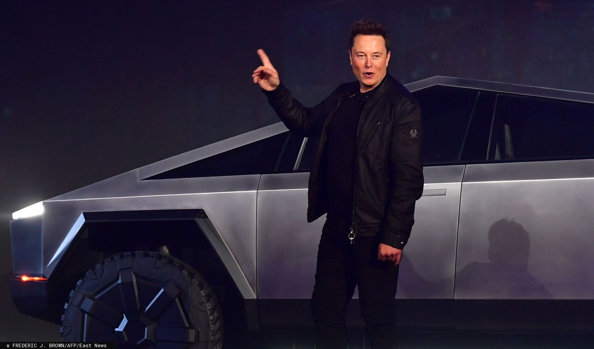 Elon Musk czasami jeździ Cybertruckiem. 