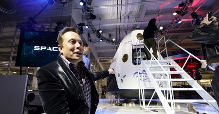 Elon Musk odkrywa kolejne tajemnice SpaceX. Tym razem pokazuje wnętrze prototypu Starship [Wideo]