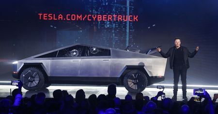 Tesla: Elon Musk chwali się, że ma ponad 250 tys. zamówień na Cybertruck