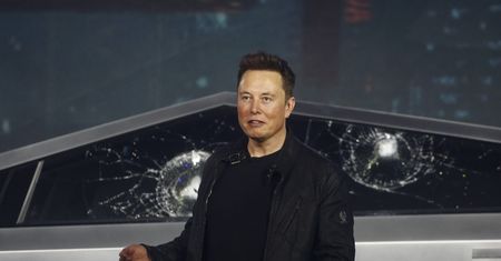 Elon Musk zapowiedział nowy produkt. CEO SpaceX zajmie się produkcją koszulek przedstawiających pęknięte szkło