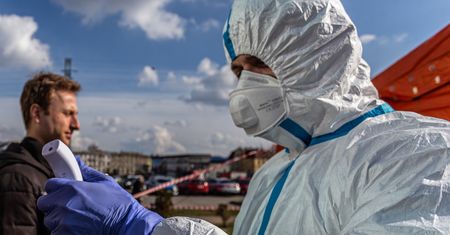 Utrata węchu i smaku może świadczyć o koronawirusie. Naukowcy zwracają uwagę na kolejne objawy COVID-19