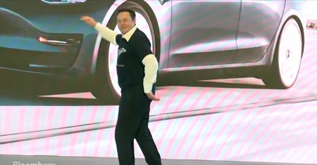 Elon Musk szaleje na scenie. Pokazał, że ma wszystko oprócz… poczucia rytmu [Zobacz wideo]