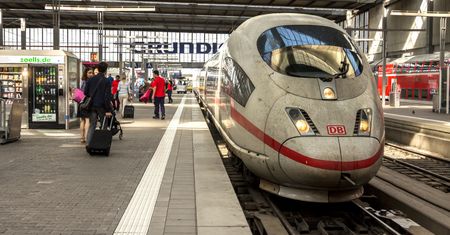 Niemcy. Horror na peronie. Matka z dzieckiem została wepchnięta pod nadjeżdżający pociąg