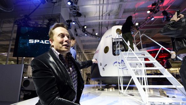 Elon Musk pokazuje wnętrze prototypu Starship