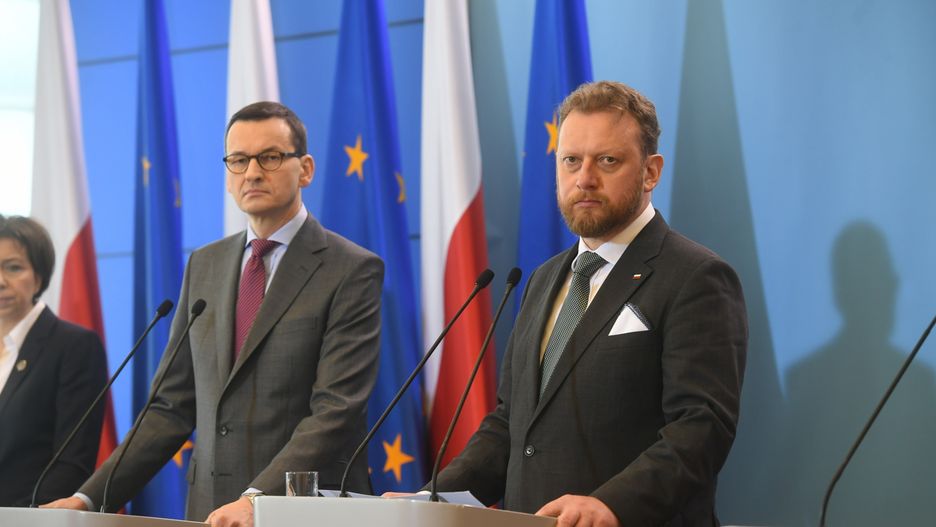Premier i Minister Zdrowia w trakcie konferencji dotyczącej koronawirusa.